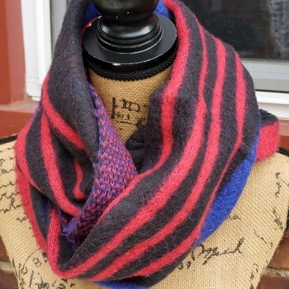 Steve Madden Infinity scarf - Picture 6 of 8